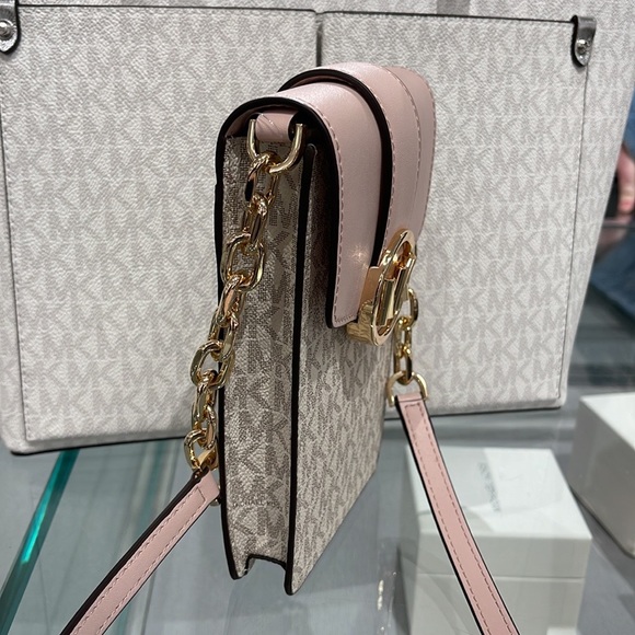 Michael Kors Carmen Small Logo Smartphone Crossbody Bag
Powder Blush Mul… - Picture 13 of 16